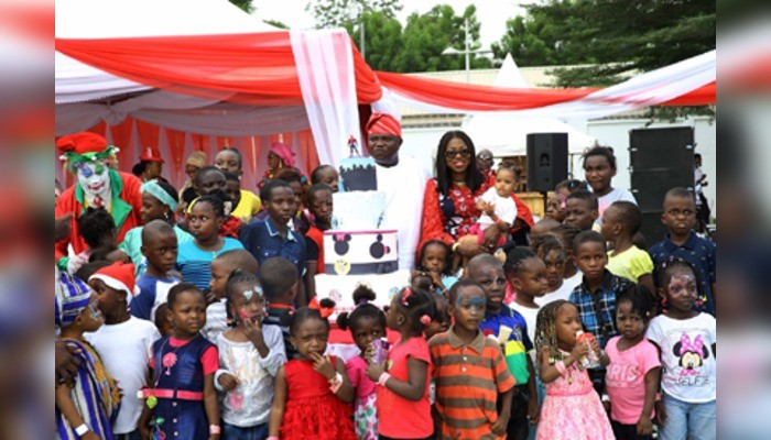 Ambode’s wife shares gifts to 500 children