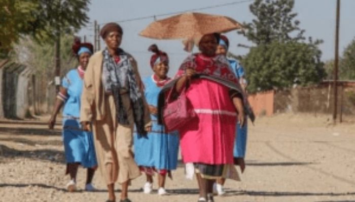 WOMEN WALKING ON THE STREET