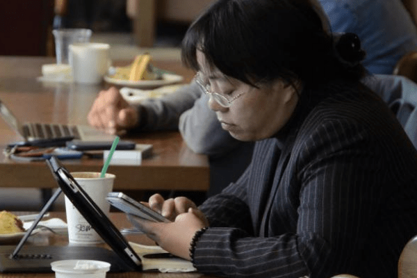 Google blocks China adverts for sites