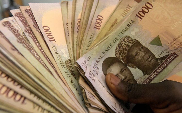 Naira weakens to N425 against dollar at black market