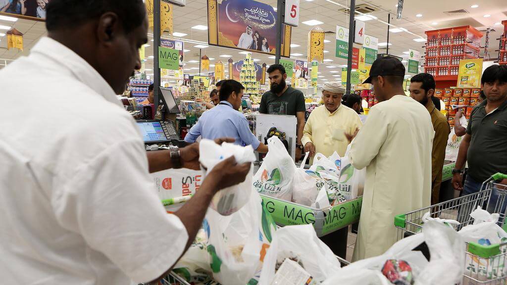 Banks lure retail customers with cheap dollar sales