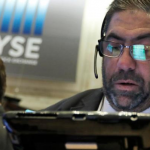 US stocks wobble on mixed earnings news