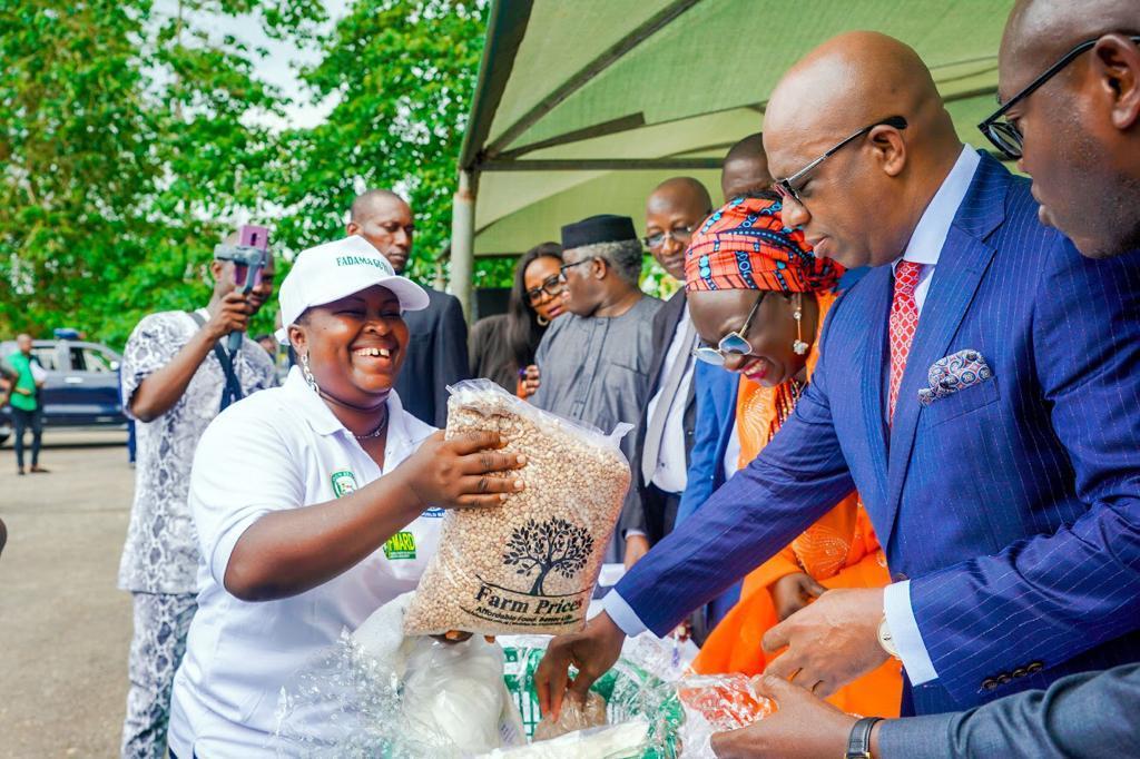 Dapo Abiodun, Ogun State governor, inspecting farm produce presented to him by one of the Fadama 3 Graduate Unemployed Youths (Fadama Guys) Sowemimo Olakanmi, shortly after the scheme was flagged off by the governor at the Governor’s Office, Oke-Mosan, Abeokuta.