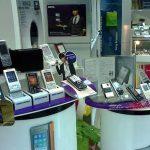 Stores woo high-end phone users with credit offers