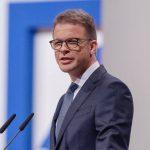 Regulators press Deutsche Bank boss to drop dual roles