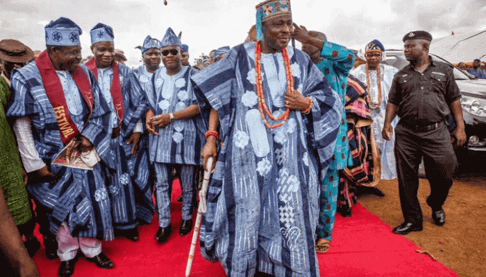Oba AbdulGaniyu Adekunle Salau in a ceremony