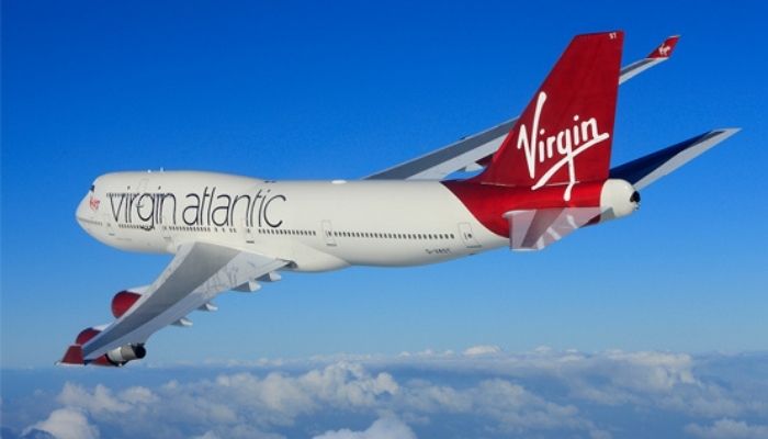 An airplane mid flightt