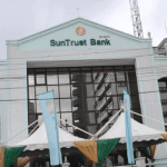 A building with Suntrust bank written on it