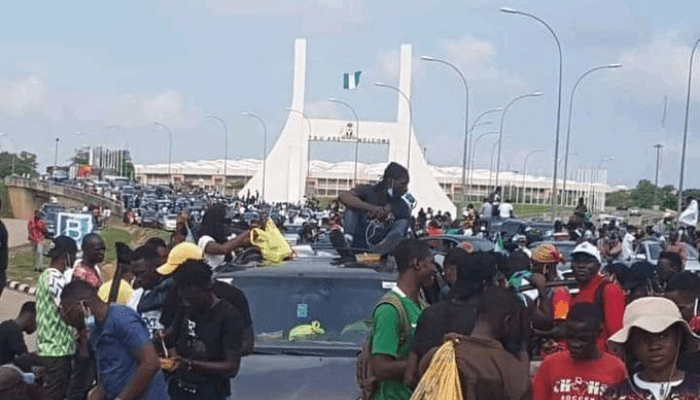 Abuja stand still as #EndSARS protesters defy ban, block Airport Road