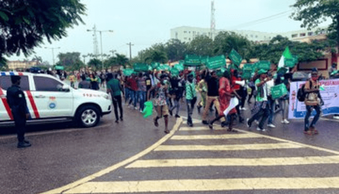 Endsars protesters mounting roadblocks