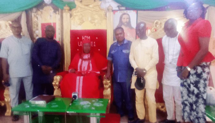 HRM, Monday Obukohwo Whiskey (3rd l), Udurhie I of Idjerhe Kingdom; Michael Ikeogwu (m), NUJ Delta State