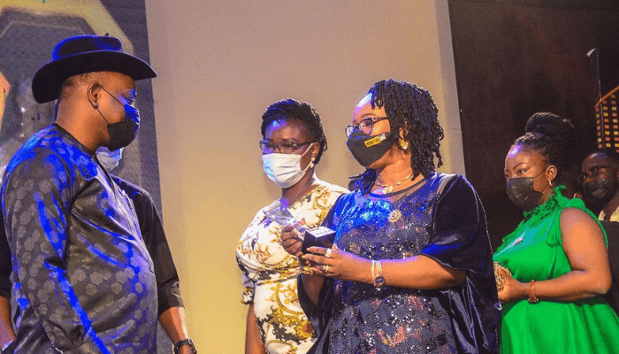 Olubunmi Ajayi (2nd r), wife of the publisher/CEO, MARKETING EDGE, presenting the Outstanding Digital Lending Company of the Year 2021 award to Otimeyin Igbene (l), CEO, Liberty Assured Limited.