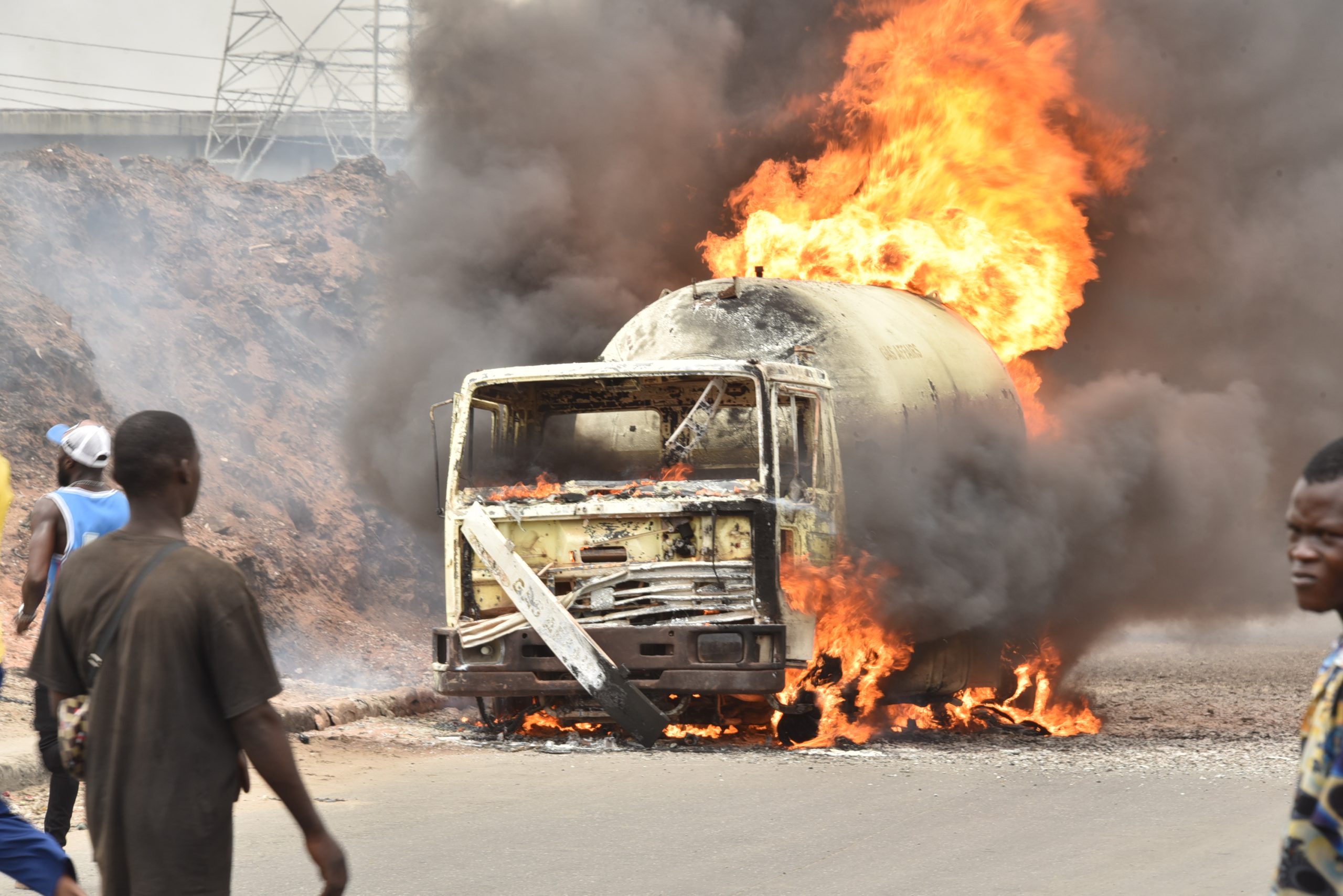 Gas laden tanker explodes in Ijora, Apapa Lagos | burning gas tanker | Photo by Wale Amoo | Businessday.ng