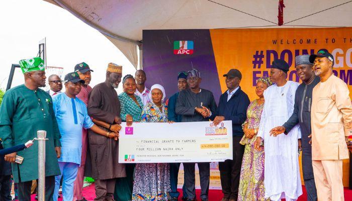 Governor Babajide Sanwo-Olu, flanked by Senator Tokunbo Abiru and other dignitaries (1)
