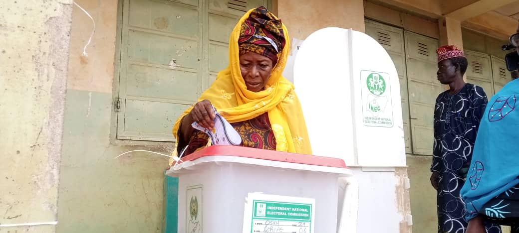 Elderly woman voting at Ward 1, Popo unit, Iragbiji, Boripe Local Government, Osun