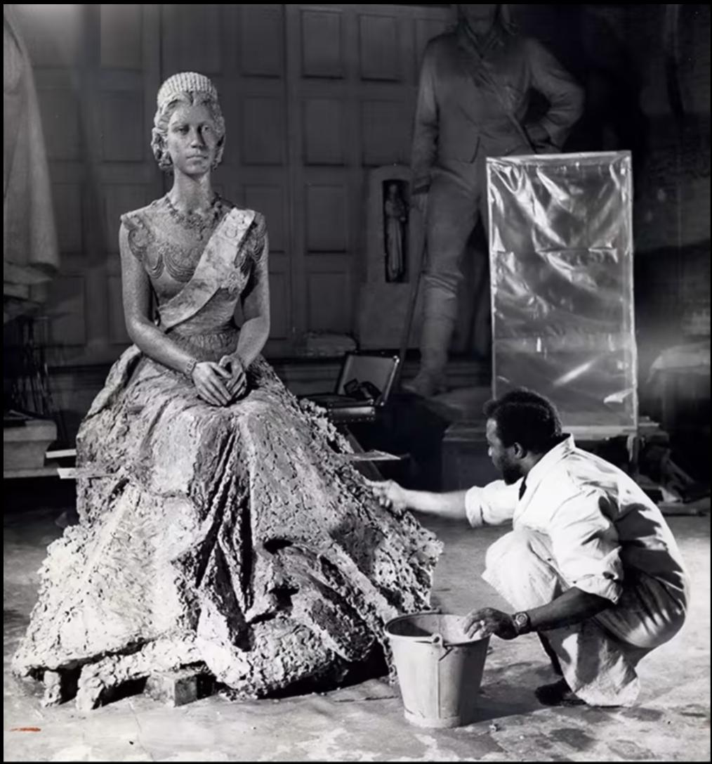 Ben Enwonwu makes a sculpture of Queen Elizabeth 