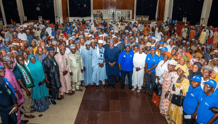 Governor Abdulrahman Abdulrazaq middle and head of schools in Kwara State.