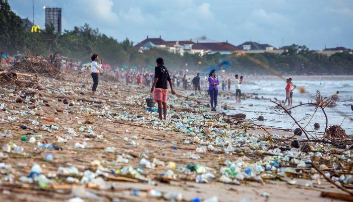 plastics waste in the oceans