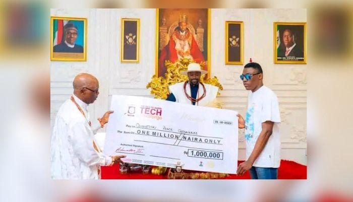 Onosajerhe being presented with One million naira cheque