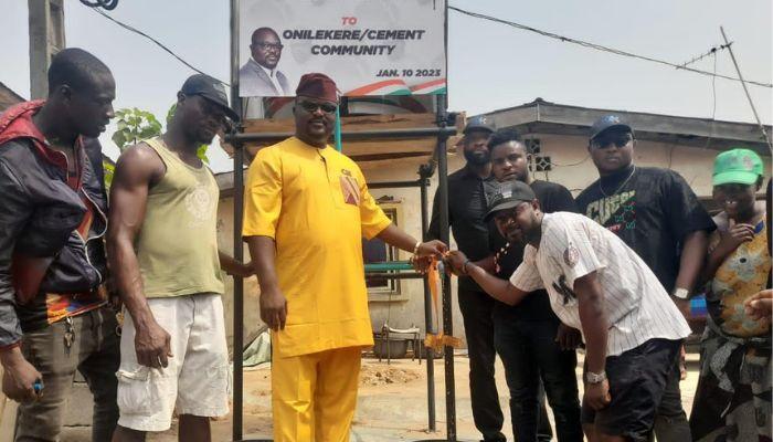 Olakunle Kosile (m), SDP candidate for House of Assembly Ikeja Constituency 1, flanked by residents of Ikeja communities during the commissioning of the borehole water system at Onilekere and Johnson.