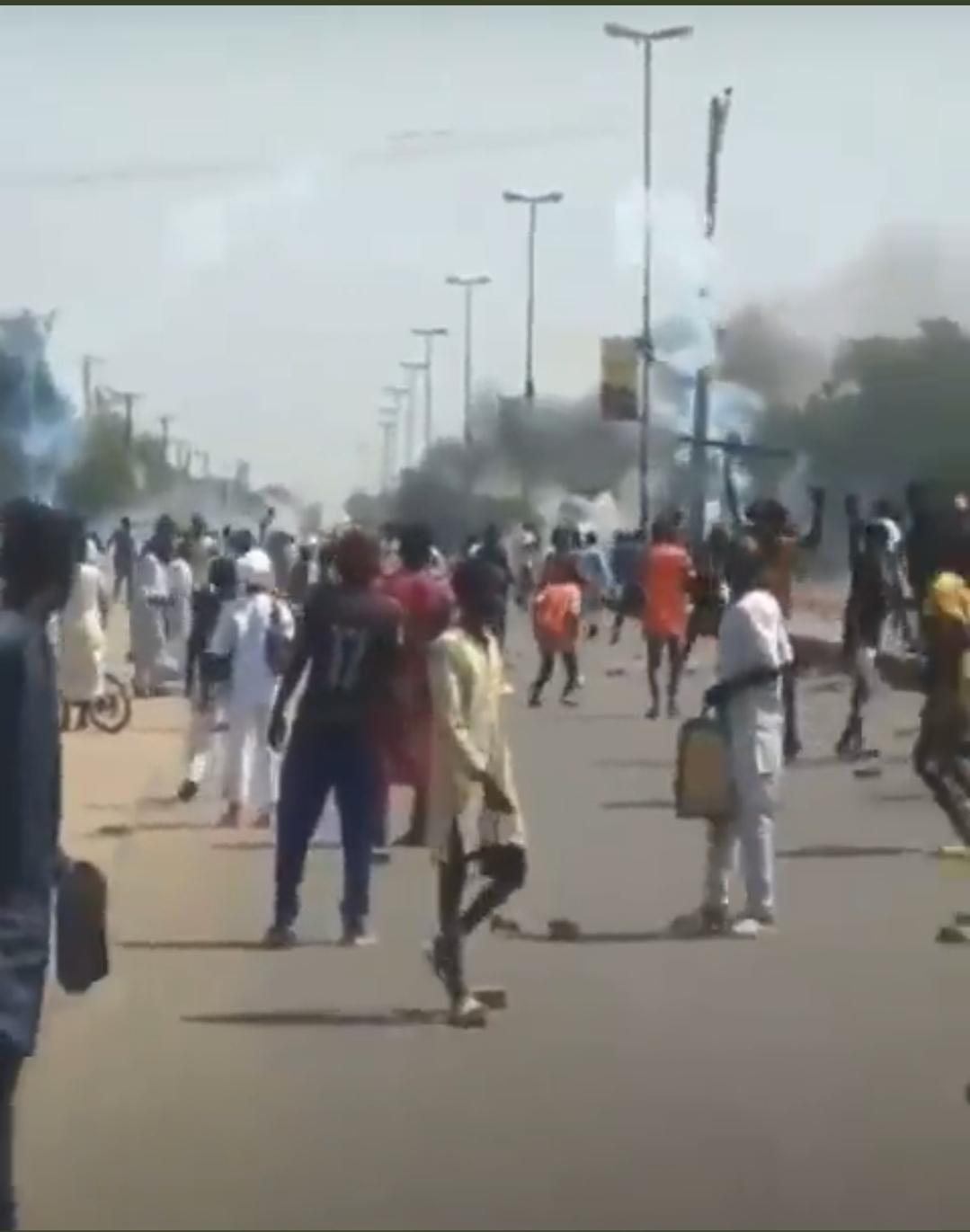 Mob stone Buhari in kano