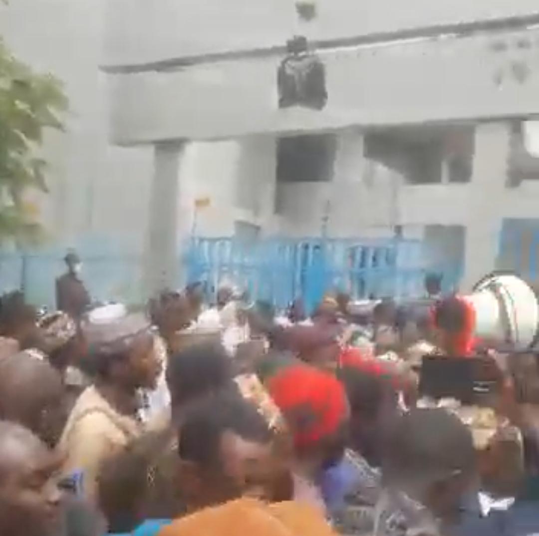 Crowd seeking to return old currencies besiege CBN Lagos, Kaduna 