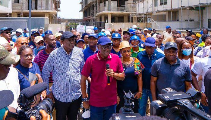 Lagos State Governor, Babajide Sanwo-Olu briefing journalists during his inspection visit to the site of building collapse in Banana Island