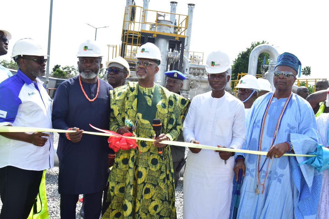 L-R: Managing Director, Transit Gas Nigeria Limited (TGNL), Bolaji Osunsanya; Managing Director, NNPC Gas Marketing Limited (NGML), HRM, Justin Ezeala; Executive Vice President, NNPC Gas and Power & New Energy Division, Engr. AbdulKabir Ahmed; Executive Governor, Ogun State, Prince Dr. Dapo Abiodun (MFR); and the Liken of Ibefun, HRM, Oba Gideon Adetoye during the commissioning of Ibefun Natural Gas City-Gate, a joint venture partnership between TGNL and NGML, in Ibefun Ogun State, on Tuesday, May 9, 2023.