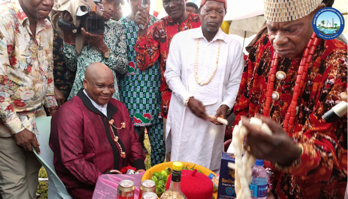 My-ACE CHINA (l) receiving award presented by Akin Olateru, DG, Nigeria Safety Investigation Bureau