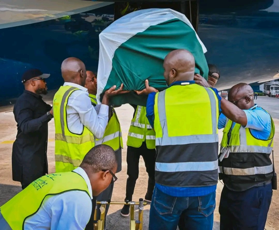 Rotimi Akeredolu's coffin being removed from the plane