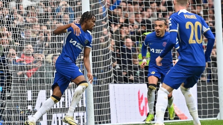 FA Cup: Chelsea survive Leicester scare to reach semi-final