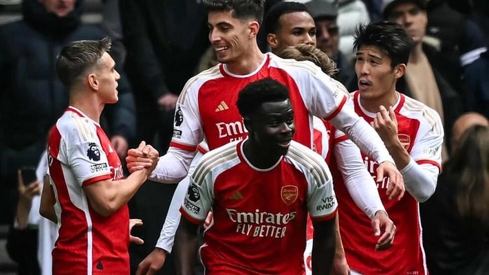 Arsenal survive Tottenham scare to extend Premier League lead to four points