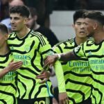 Arsenal beat Man United to go top of Premier League table