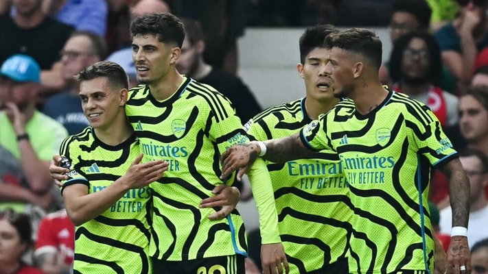 Arsenal beat Man United to go top of Premier League table