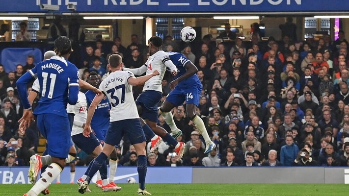 Chelsea dent Tottenham's Premier League top four hopes