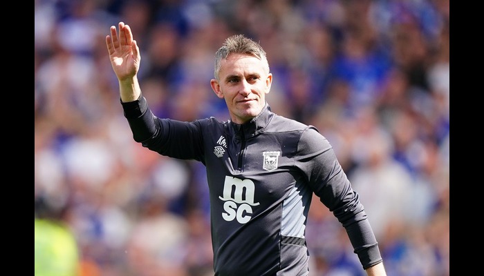 McKenna ends Man United speculation, signs new Ipswich contract