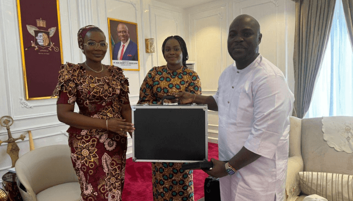 Ebozoje Segun making the presentation in the palace