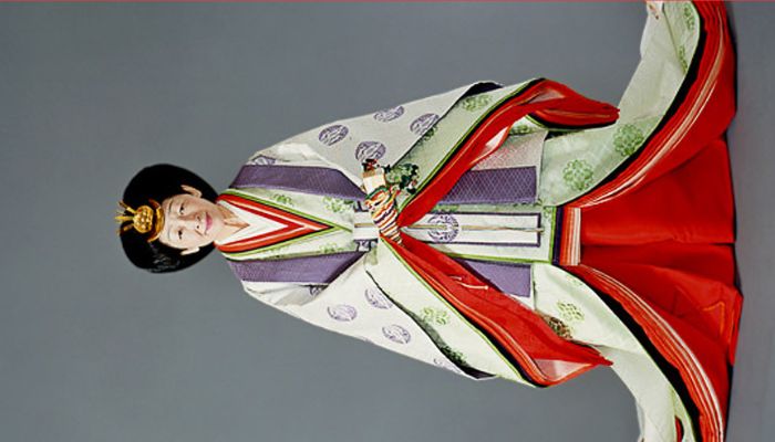 Empress Michiko wearing the jūnihitoe