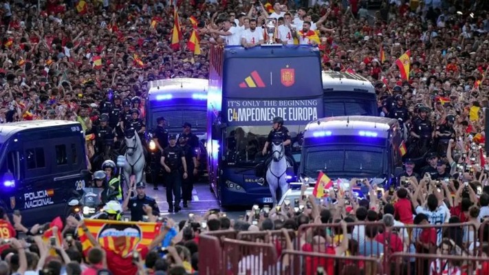Euro 2024: Spain's football team receive royal welcome in Madrid