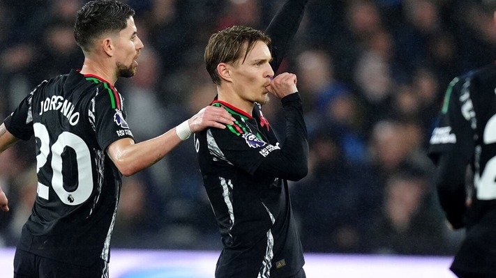 Arsenal thrash West Ham in seven-goal thriller