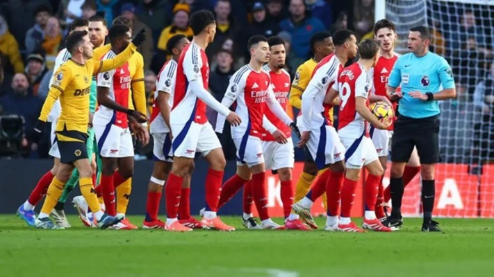 Arsenal charged by FA over player protest on red card