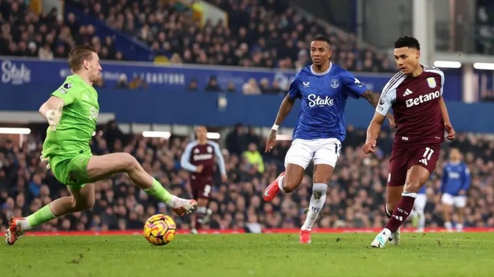 Moyes' Everton return marred by defeat to Aston Villa