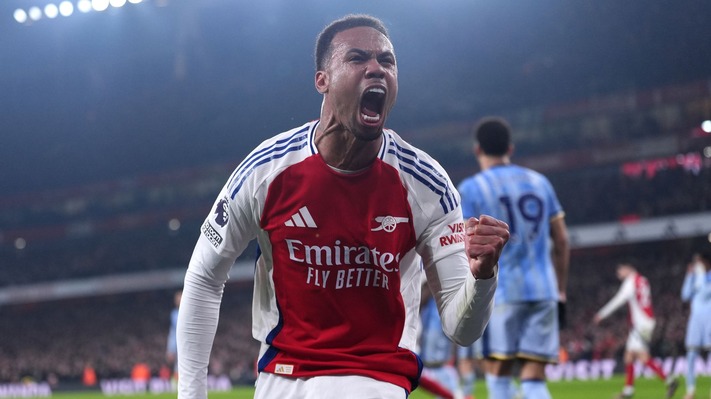 Arsenal beat Tottenham to close gap on Liverpool