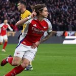 Arsenal beat Wolves 1-0 to stay in the title race