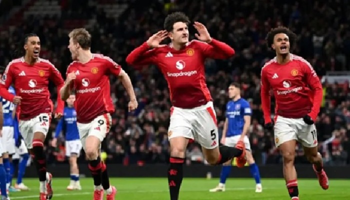 10-man Manchester United seal 3-2 win over Ipswich