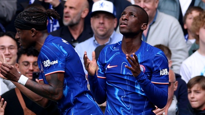 Chelsea beat Everton to boost Champions League hopes