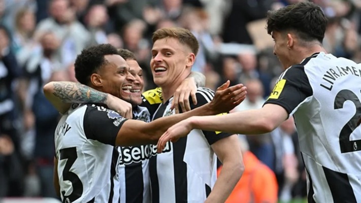 Newcastle thrash Man United 4-1 to climb into top four