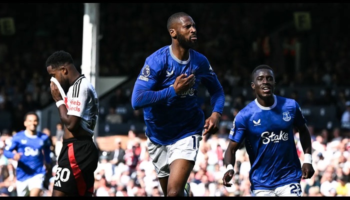 Everton stun Fulham to dent European chances