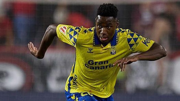 Chelsea complete £18m signing of Sporting midfielder Dário Essugo