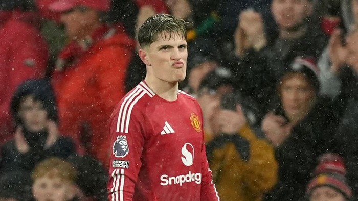 Manchester United agree £40m deal to sell Garnacho to Chelsea